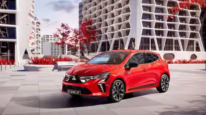 Da ist er ja wieder! Markenfans haben den Colt mehr als ein Jahrzehnt lang schmerzlich vermisst, nun hat Mitsubishi die Baureihe wiederbelebt. Dass der Japaner nun ein Zwilling des Renault Clio ist: Es gibt sicher schlimmere Schicksale.