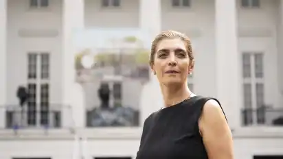 "Zwei, drei Stunden Oper sind für mich ein Ausflug in eine andere Welt": Opernfreundin Parisa Fathi ist seit zwei Jahren glücklich über ihr Premieren-Abonnement.