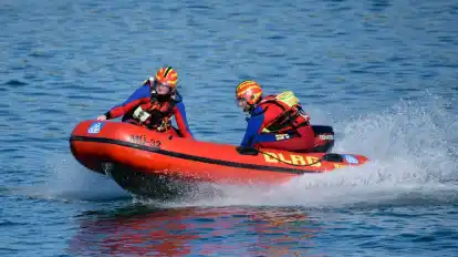 Die DLRG barg mithilfe der Berufsfeuerwehr eine Leiche auf einer Sandbank vor Cuxhaven.