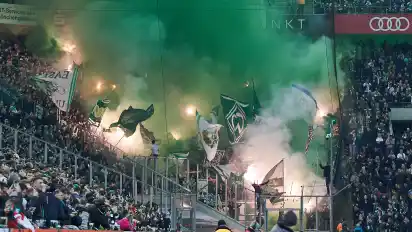 Für den Verein teuer: Werder-Fans zünden Pyrotechnik beim Auswärtsspiel in Mönchengladbach.