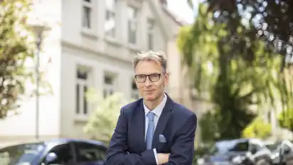 Daniel Fuhrhop nennt sich einen Wohnwendeökonom. Mit Hilfe der von ihm entwickelten Formel 3U&VW lassen sich nach seiner Einschätzung jedes Jahr bis zu 100.000 bestehende Wohnungen in Deutschland zusätzlich nutzen.