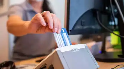 Statt eines Rezeptes auf Papier: Auch über die Versichertenkarte der Krankenkasse lassen sich künftig Medikakmente aus der Apotheke abholen.