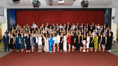 Das obligatorische Gruppenfoto vor dem großen Festakt: Insgesamt 106 Schülerinnen und Schüler haben in diesem Jahr am Gymnasium Ganderkesee das Abitur bestanden. Dreimal gab es die Traumnote 1,0.