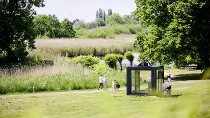 Ein Blick auf die Mini-Kunsthalle. In den nächsten Wochen wird der Glaskubus umplatziert und neu bestückt.