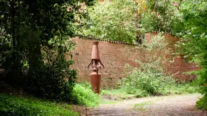 Weitere Objekte des Künstlers entdecken Spaziergänger an dem Weg, der zum Haus Kränholm hinaufführt.