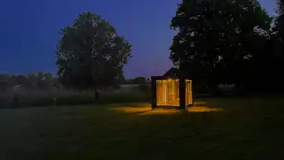 Am Abend verbreitet das Kunstschaufenster eine besondere Stimmung im Park.