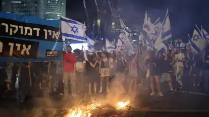 Demonstranten blockieren die Ayalon-Autobahn in Tel-Aviv, um gegen die Pläne der Regierung von Premierminister Benjamin Netanjahu zu protestieren, das Justizsystem zu reformieren.