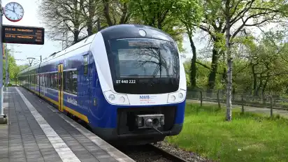 Ein Zug der Regio-S-Bahn am Bahnhof Farge: Den nördlichsten Haltepunkt Bremens kann das Osnabrücker Unternehmen in den kommenden Wochen nicht immer ansteuern.