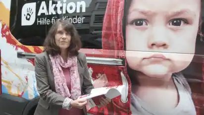 Meike Rasch vom Verein Aktion Hilfe für Kinder vor dem "Tryze-Mobil", mit dem sie Kinder in Osterholz in Bewegung bringen will.