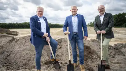 21.000 Quadratmeter: Christian Porsch (von links), Thimo Schulz und Jan Miller haben den ersten Spatenstich für ein Logistik-Centrum im Gewerbegebiet "Vor dem Karrenbruch" gesetzt.