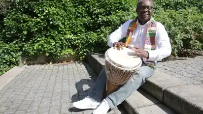 Auch das Trommeln gehört zum Gospelgesang dazu: Elombo Boyalea.