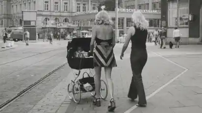 Heiße Sommertage: Vor 50 Jahren erreichten die Temperaturen in Bremen neue Rekordwerte, hier: zwei Frauen mit Kinderwagen im August 1972 an der Domsheide.