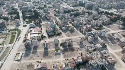 Von Trümmern geräumte Flächen in der Innenstadt von Antakya.