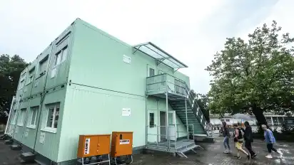Das erste Haus des Flüchtlingsdorfes in Platjenwerbe ist so gut wie bezugsfertig.