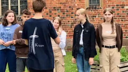 Beim Nachtreffen des Konfirmandenjahrgangs 2023 versuchen „K-Team“-Mitglieder und ehemalige Konfirmanden, im Rahmen eines Spiels ohne Worte zu kommunizieren.