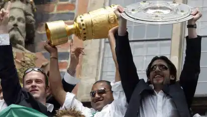 Fabian Ernst, Ailton und Ümit Davala (re.) feiern im Mai 2004 mit Meisterschale und DFB-Pokal auf dem Bremer Rathausbalkon.