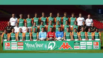 Der Werder-Kader beim offiziellen Fototermin am 14. Juli 2023. Paul Stalteri fehlte. Auf dieser Aufnahme wurde auf den Platzhalter namens Olaf Schmidt verzichtet.