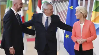Charles Michel (links), Präsident des Europäischen Rates, Alberto Fernandez (mitte), Präsident von Argentinien und Ursula von der Leyen (rechts), Präsidentin der Europäischen Kommission, gehören zu den mehr als 50 Staats- und Regierungschefs aus der EU, die am Gipfel teilnehmen.