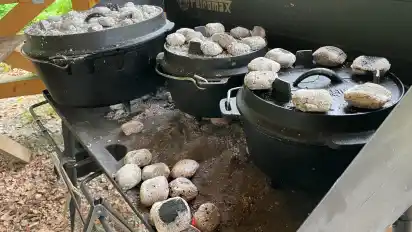 Beim Garen im Dutch-Oven kommt die Hitze von unten und von oben. Dafür sind nur wenige Grillbriketts nötig.
