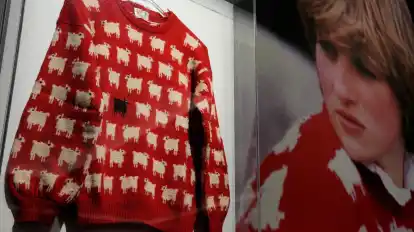 Der Pullover von Prinzessin Diana ist im Auktionshaus Sotheby's in London ausgestellt.
