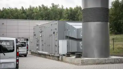 Die neue Lüftungsanlage ist in einem eigenen Gebäude untergebracht.