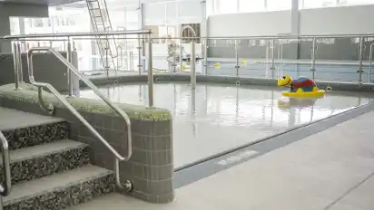 Im neugestalteten Babyschwimmbecken können sich die jüngsten Badegäste wohlfühlen. Für Mama und Papa gibt es gegenüber eine Wärmebank von der aus sie den Nachwuchs im Blick behalten können.