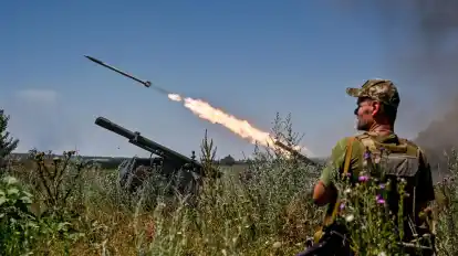 Soldaten feuern im Südosten der Ukraine auf russische Stellungen: Seit Anfang Juni haben die Ukrainer rund 210 Quadratkilometer ihres Landes befreit.