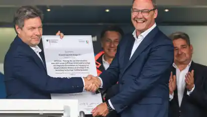 In Duisburg hat Bundeswirtschaftsminister Robert Habeck (links) diese Woche den Förderbescheid an Thyssen-Krupp-Stahlchef Bernhard Osburg übergeben.