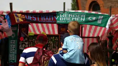 Fans auf dem Weg zu einem Werder-Freundschaftsspiel im Stadion von West Ham United.