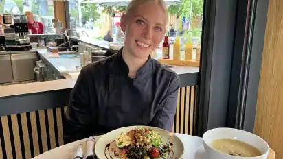 Für Hannah Steinberg ist es nach der Ausbildung ihre Station als Köchin: Der „Bremer Ratskeller meets Küche 13“ auf dem Domshof.