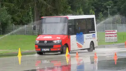 Rasant ging es auf dem Übungsplatz der Verkehrswacht Bremervörde-Zeven jüngst zu. Dort lässt sich das Fahrpersonal des Sottrumer Bürgerbusses derzeit schulen.