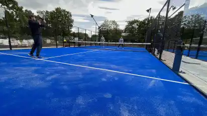 Jan Napieray (von links) Stefan von Bloh und Kolja Bremer spielen die ersten Ballwechsel auf dem neuen Feld.