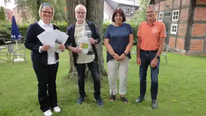 Romina Richter (von links), Walter Runge, Anke Heger und Heinz-Helmut Scharnhusen stellen das neue Programm für Senioren 50+ vor.