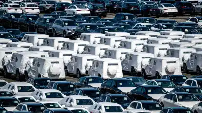 Neu produzierte Autos stehen am Hafen in Bremerhaven.