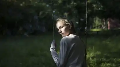 Sagt Holly die Wahrheit oder nicht? Davon hängt in der dänischen Serie "Cry Wolf" alles ab.