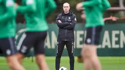 Werder-Trainer Ole Werner verfolgt das Training seiner Mannschaft.