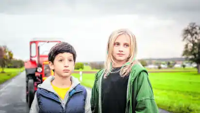 Finn (li.) und Jola schlagen sich in dem Streifen „Kannawoniwasein“ alleine durch.
