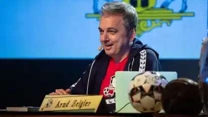 Arnd Zeigler tritt mit seinem Programm „Hat schon Gelb! Zeiglers wunderbare Welt des Fußballs – Live“ auf dem Marktplatz in Kirchweyhe auf.