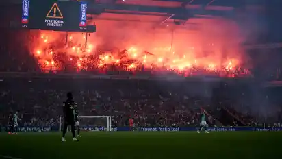 Pyrotechnik im Gästeblock im Oberrang der Westkurve.
