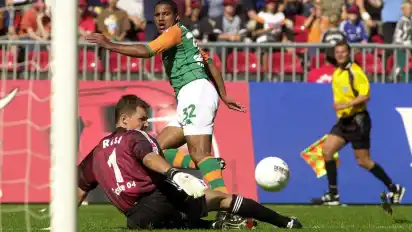 23. August 2003: Ailton bezwingt Schalke-Keeper Frank Rost und trägt so dazu bei, dass Werder nach dem Spieltag erstmals an der Tabellenspitze der Bundesliga steht.
