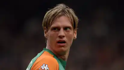 Tim Borowski reagiert im Sommer 2003 verärgert, als er aus der Presse erfuhr, dass Werder Bremens Sportchef Klaus Allofs ihn angeblich verleihen will.