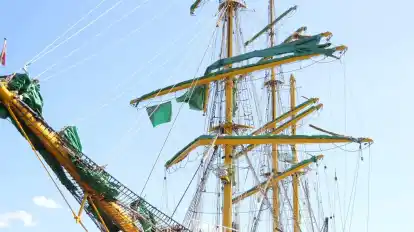So sah das Schiff am Montag nach dem Unfall aus. Inzwischen sind die drei Stahlträger des vorderen Masts abmontiert.