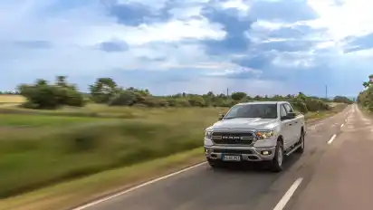 Sounds strange to Europeans at a length of a good six meters, but that's how it is in the USA: The RAM 1500 marks the entry into the pick-up world of the Dodge sub-brand.
