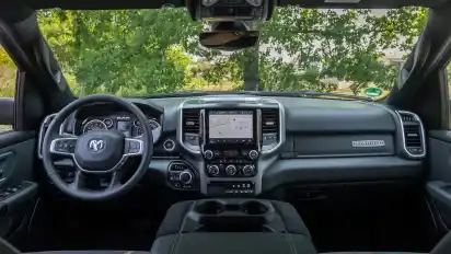 Yes, there is also an interior – and this is what it looks like. Whether this is really decisive as a purchase argument for those interested in the RAM 1500. We guess: About the same as the fuel consumption of the V6.
