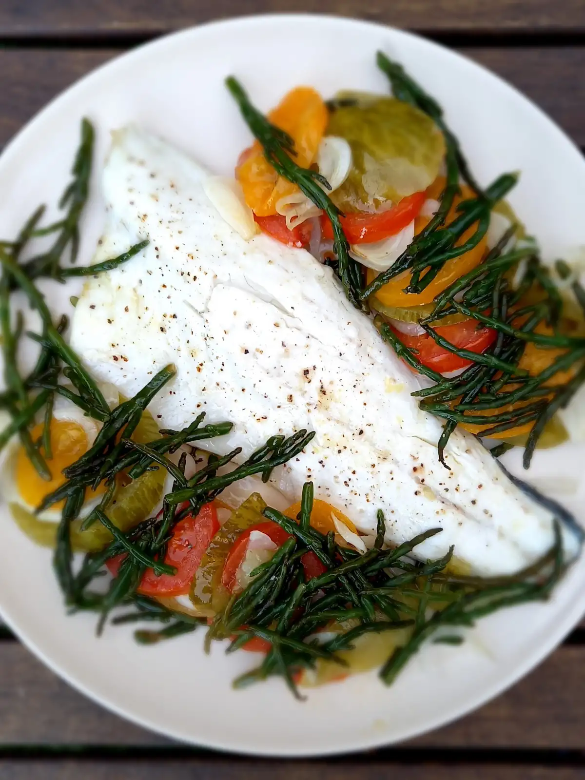 Filet vom Wolfsbarsch mit bunten Tomaten und Queller