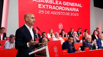 Luis Rubiales, Präsident des spanischen Fußballverbandes RFEF, spricht bei der Außerordentlichen Generalversammlung des Verbandes in Madrid.