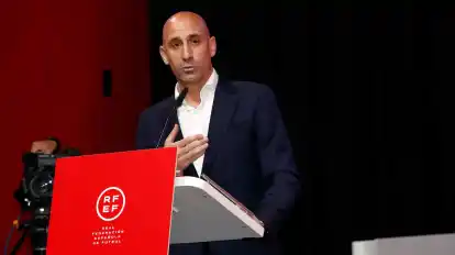 Die UEFA überlässt die Rechtssprechung im Skandal um Luis Rubiales vorerst dem Weltverband FIFA.
