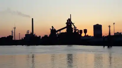Die Stahlindustrie hat im Jahr 2021 im Land Bremen etwa die Hälfte aller CO2-Emissionen verursacht.