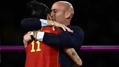 Beim WM-Finale der Frauen vor anderthalb Wochen küsste Spaniens Fußballpräsident Luis Rubiales Weltmeisterin Jenni Hermoso ungefragt auf den Mund – und sorgte so für einen Skandal.