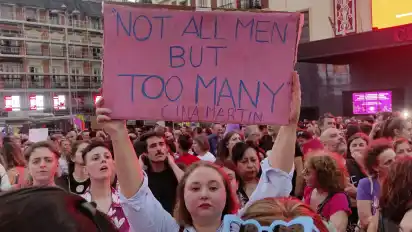 Am Dienstag demonstrierten hunderte Frauen gegen Luis Rubiales in Madrid.